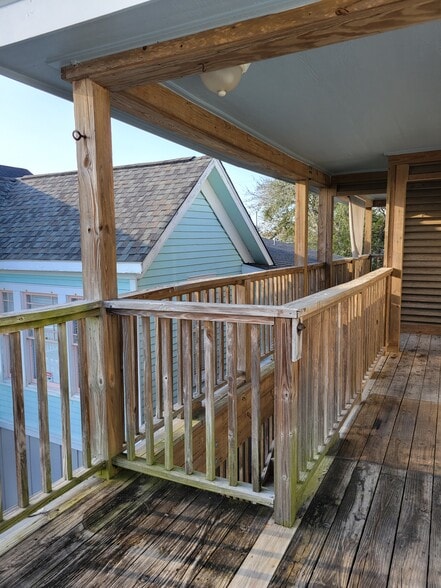 Patio looking back towards privacy screen and stairs - 1017 11th St