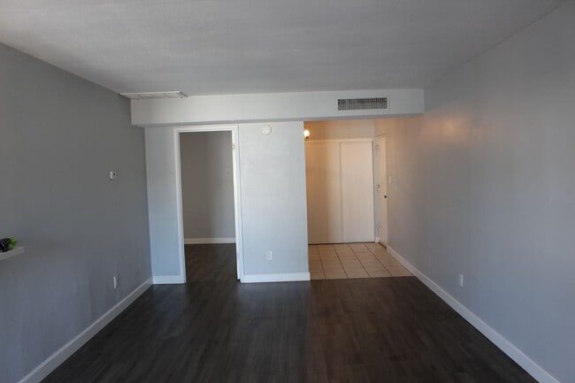 Building Photo - Upstairs 1 bedroom in Fairmont Gardens Com...
