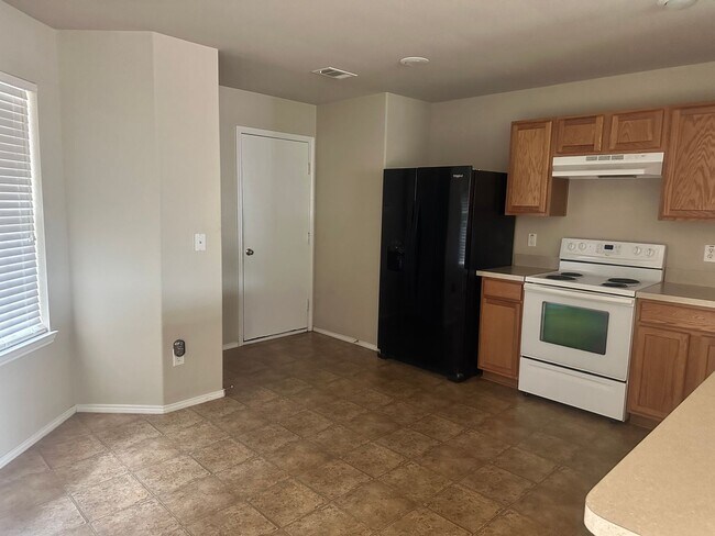 Building Photo - Cute single family home in Lake Point Community