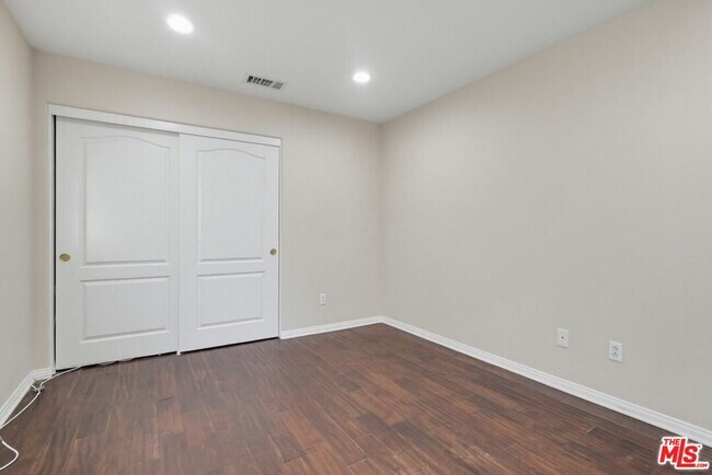 Building Photo - 5187 Knollwood Way