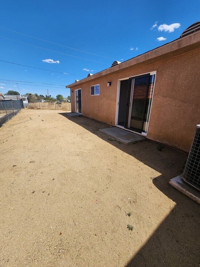 Building Photo - 3 bedroom 2 bathroom close to shops and public transportation