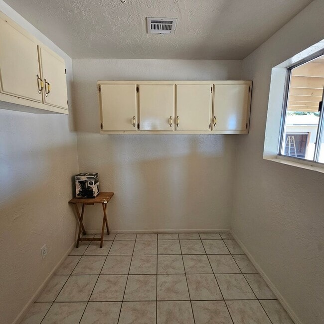 Building Photo - 3 bedroom/2 bath home for Rent