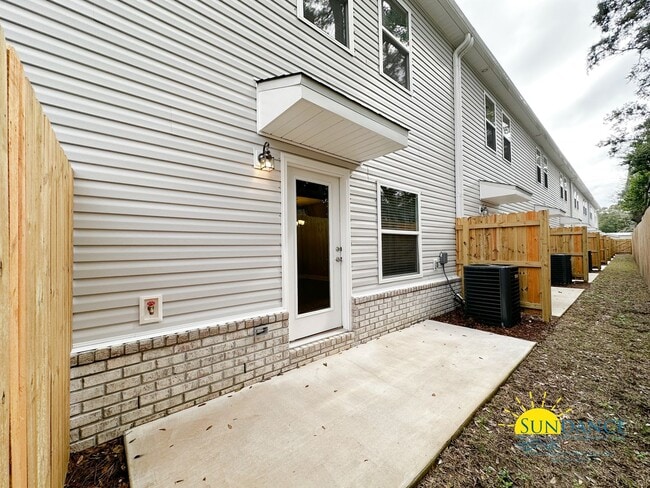 Building Photo - Charming 3 Bedroom Townhome in the heart of Fort Walton Beach!