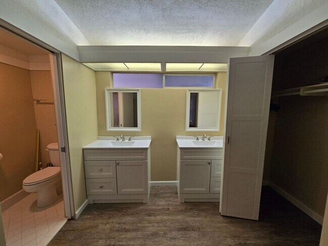 Building Photo - Country Club Terrace Condo