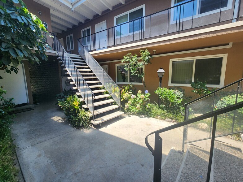 Building Photo - 15043 Victory Blvd