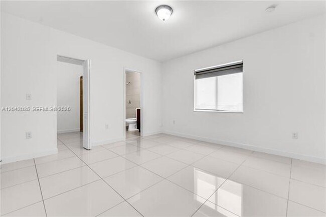 Building Photo - 1029 SW 11th Ave