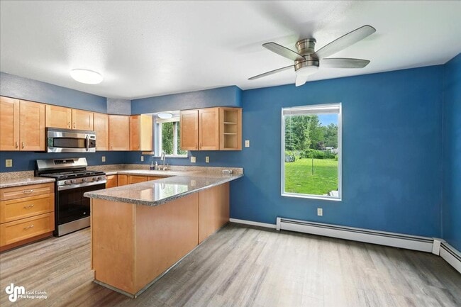 Building Photo - Spacious Palmer Home!