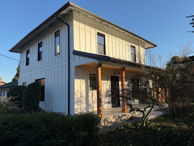 Building Photo - WAL2 - FULLY renovated 3 bed 1.5 bath Duplex on OAKWAY!