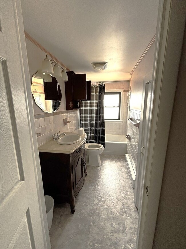 Building Photo - MOVE IN SPECIAL! 3-Bedroom Home in Parklan...