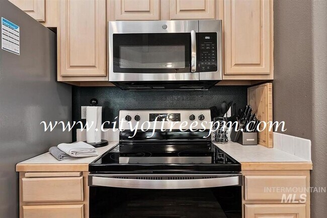 Building Photo - Fantastic 4 bed 2 Bath, 3 Car Garage with ...