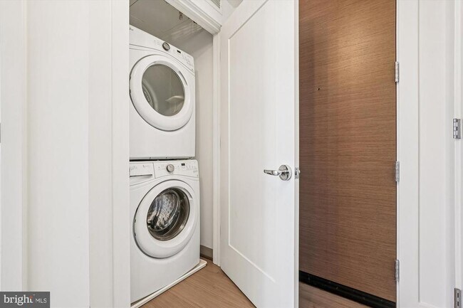 Building Photo - 930 Rose Ave