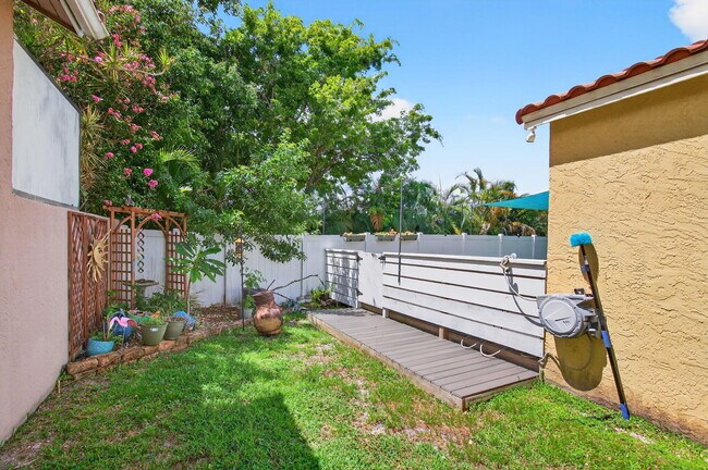 Building Photo - 10332 Islander Dr