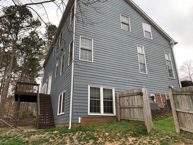 Building Photo - 5 Bed | 3.5 Bath House with Finished Basem...