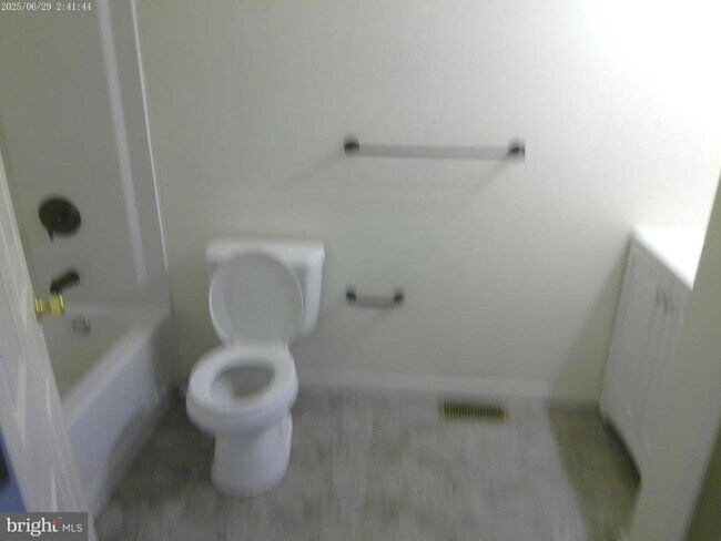 Building Photo - 227 Bayberry St