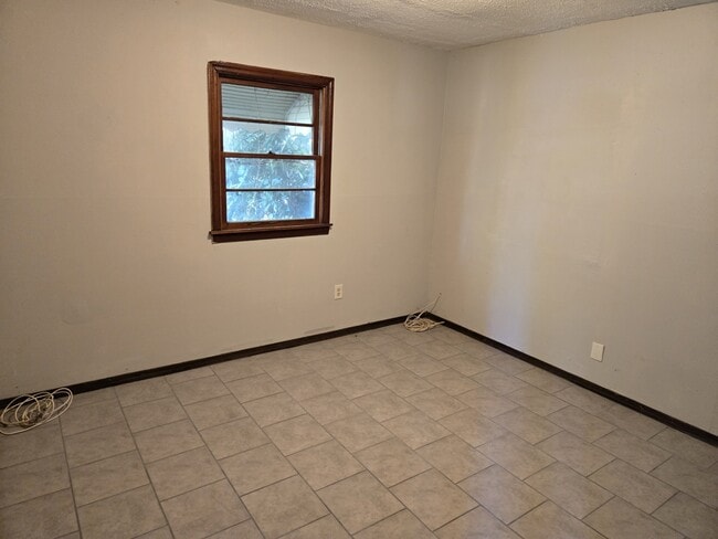 Building Photo - 402 Artmus St