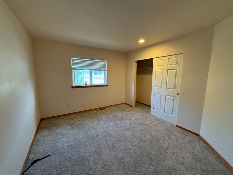 Building Photo - Spacious 4-Bedroom Family Home in Creeksid...