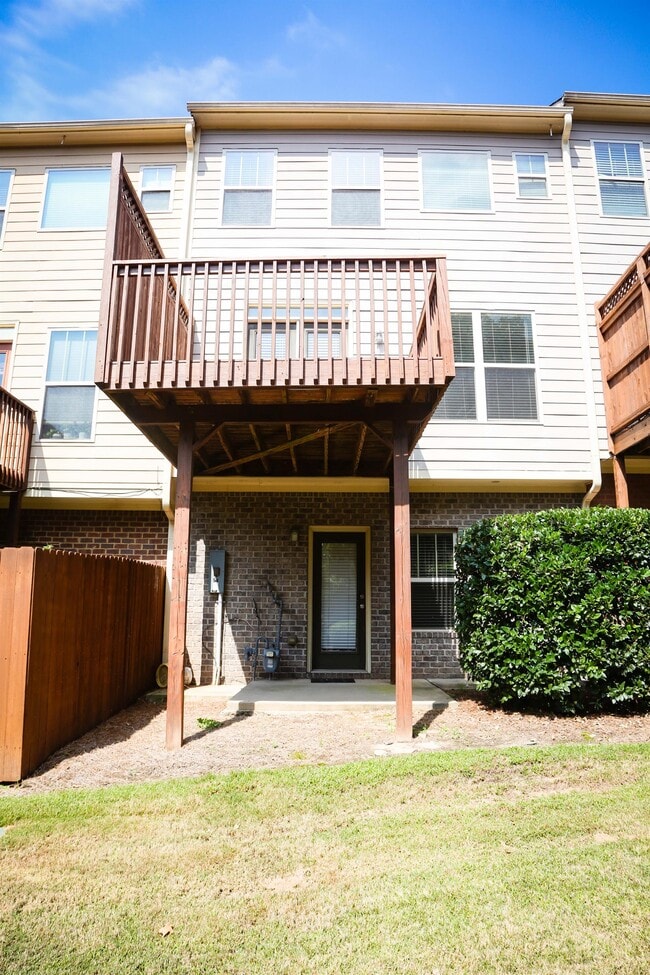 Building Photo - 851 Stratum Way SE
