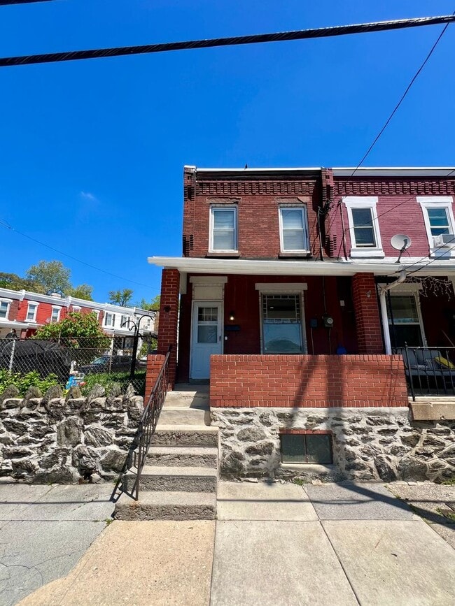 Building Photo - Gorgeous 3-Bedroom Townhome in East Falls! Available June 1st!