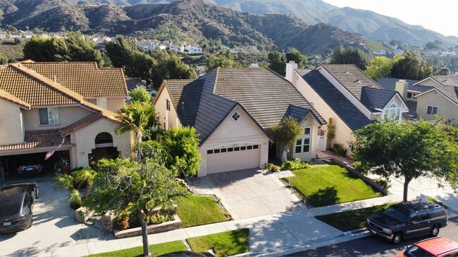 Building Photo - 3350 Deaver Dr