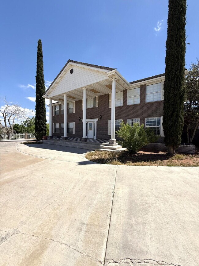 Building Photo - AVAILABLE AUGUST 4TH- RENT - 5 BDRM - 5 1/2 BATH - VIEWS VIEWS VIEWS