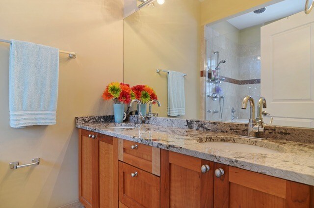 Building Photo - Available August 12th - 3 bed 2 bath Wicker Park