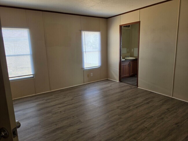 Building Photo - 3 bedroom 2 bath in Clovis