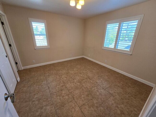 Building Photo - Charming & Bright 2BD/2BA Apartment in Mid...