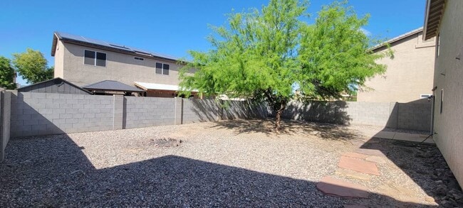 Building Photo - 564 W 12th St