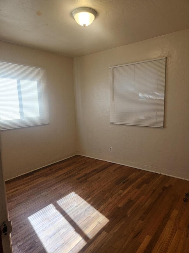 Building Photo - 917 Girard Blvd SE