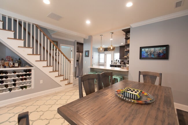 Building Photo - 107 S Richards Ave