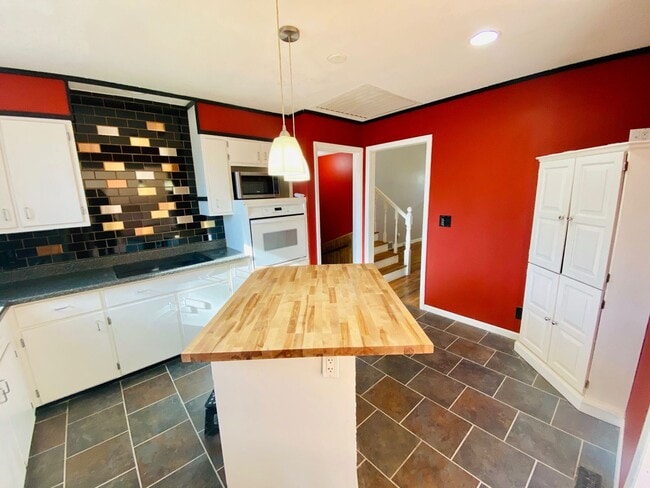 Building Photo - {11821} Desirable Shawnee Village Location + Hardwood Floors + Fenced Yard