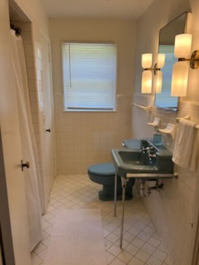 Building Photo - Beautiful 4 Bed 3 Bath Home Fully Furnishe...