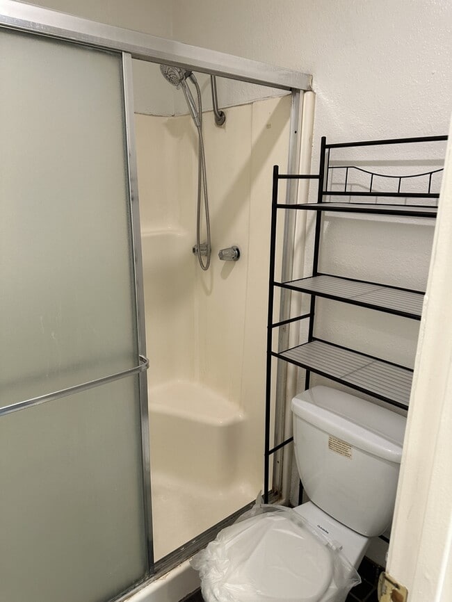 Building Photo - Modesto 3 Bed 2 Bath 2 Car Garage HOA Swim...