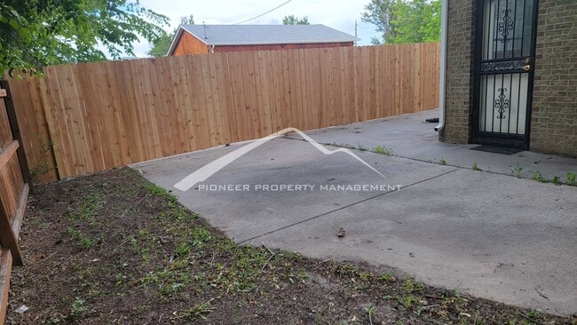 Building Photo - Charming 2 Bedroom Single Family Home