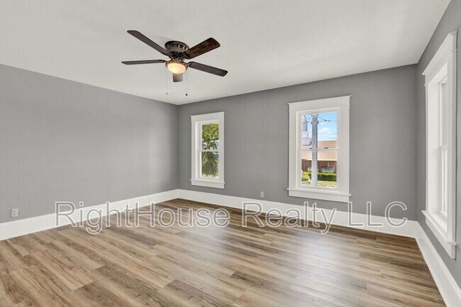 Building Photo - 611 S Grove St