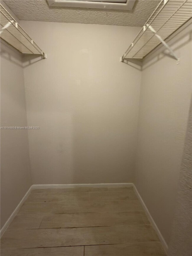 Building Photo - 2831 N Oakland Forest Dr