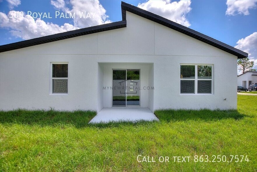 Building Photo - 300 Royal Palm Wy