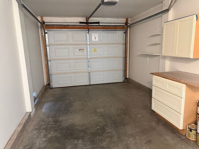 Building Photo - Two Story home - Three bedrooms, 2.5 baths near school and shopping