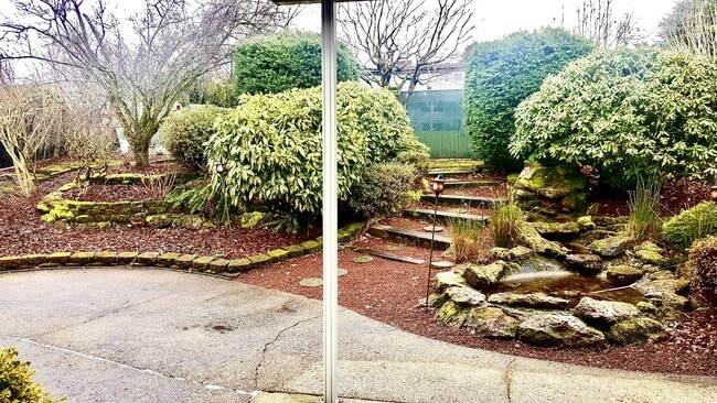 Building Photo - 13806 NE Fremont Ct