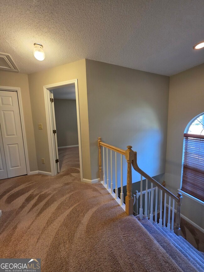 Building Photo - 302 Henley Way