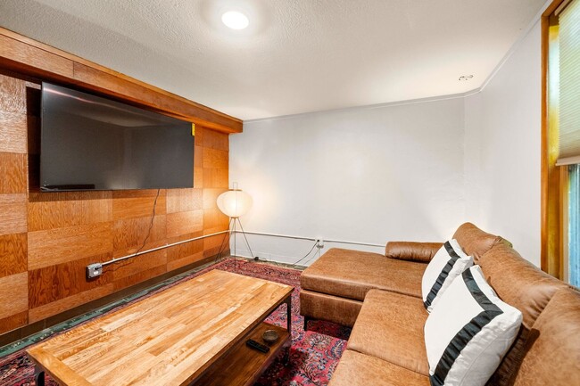 Building Photo - Mid-Century Classic! 3bd/3ba 2700 sf Short Term- FULLY FURNISHED!