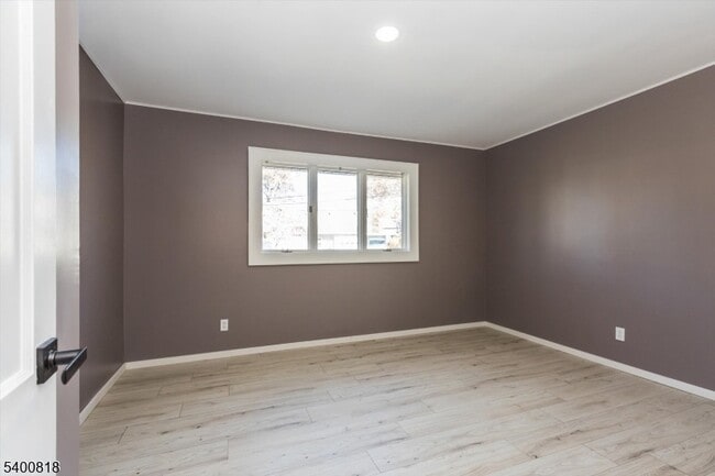 Building Photo - 1 Pine Ct