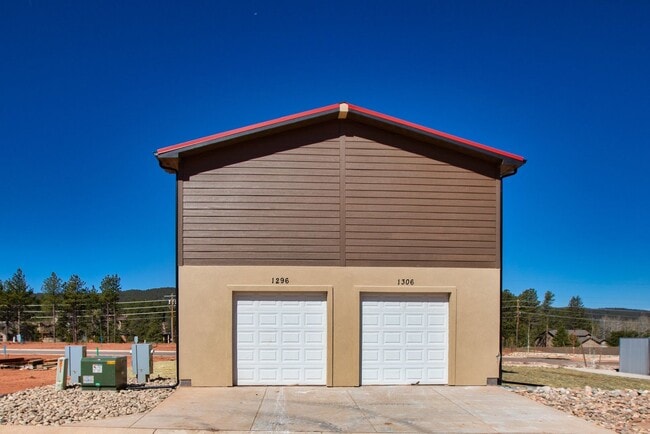 Building Photo - Woodland Park Townhome!