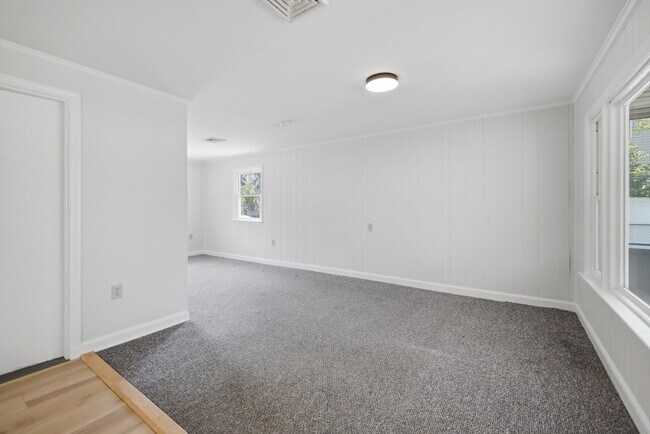 Building Photo - 154 Maple St