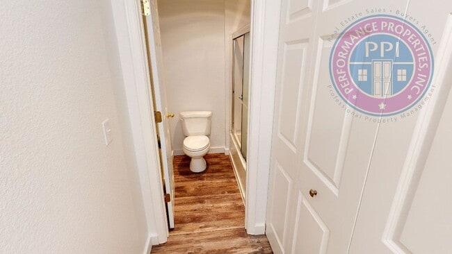 Building Photo - Desirable West Linn Location / Walk To The...