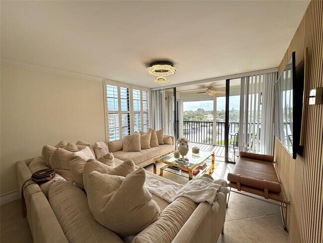 Building Photo - 8 Royal Palm Way