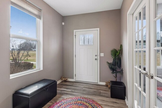 Building Photo - Spacious 3bed 3bath Townhome in Chaska!