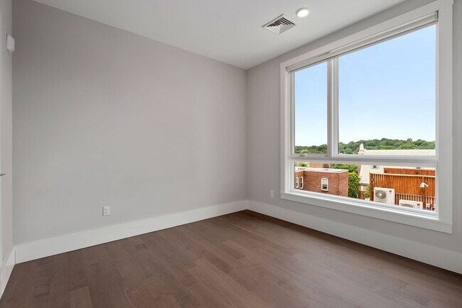Building Photo - Jamaica Plain spacious studio w/ central a...