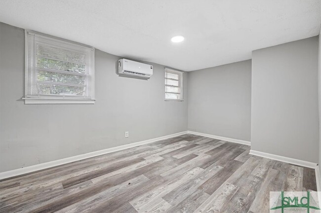 Building Photo - 119 W 60th St