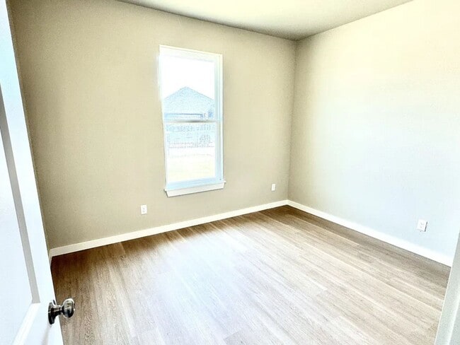 Building Photo - Pet-Friendly 3-Bed Home in Edmond - Move-In Ready!